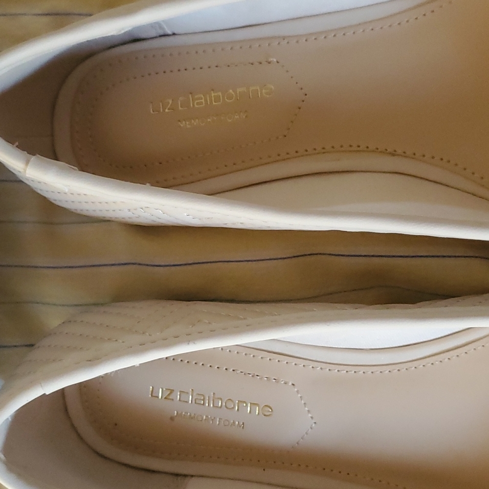 Liz Claiborne Cream Flats Woman's Size 6.5 - Picture 5 of 16